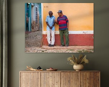 Locals in de straten van Trinidad, Cuba van Teun Janssen