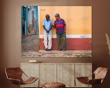 Einheimische in den Straßen von Trinidad, Kuba von Teun Janssen