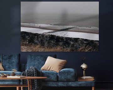 Duinen, strandpalen en zee in de sneeuw van Percy's fotografie
