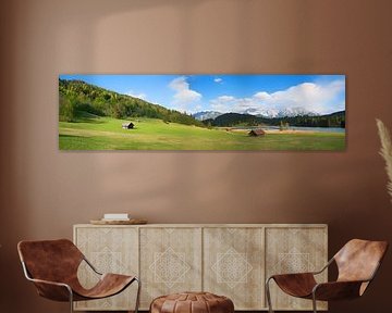 Paysage alpin avec prairie de gentiane, Geroldsee et montagnes du Karwendel sur SusaZoom