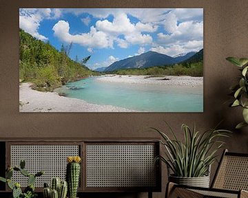 Wilde ongerepte rivierlandschap Obere Isar, schilderachtig landschap met prachtige bewolkte lucht, B van SusaZoom