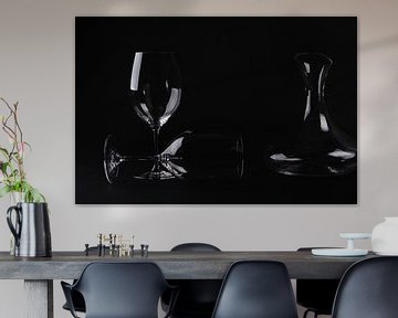 Karaf met wijnglazen voor zwarte achtergrond von Wim Stolwerk