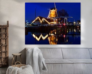 Le port de Harderwijk avec son moulin à vent pendant l'heure bleue