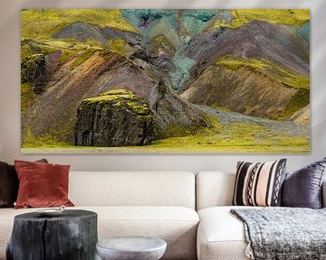 Schapen voor de kleurrijke heuvels van IJsland van Denis Feiner