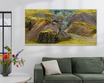Schapen voor de kleurrijke heuvels van IJsland