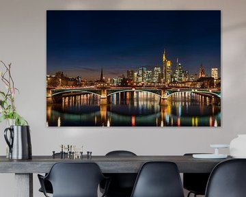 Skyline Frankfurt op blauw uur van Christian Klös