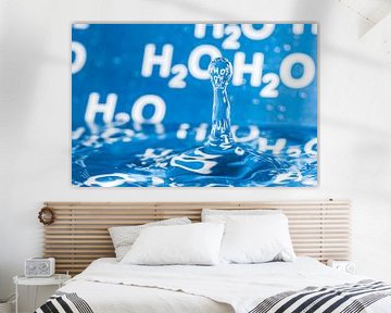 Waterdruppel met blauwe achtergrond met H2O erop van Wijnand Loven
