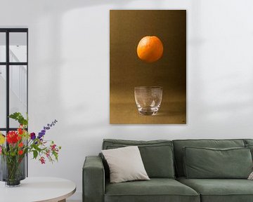 sinasappel boven een glas. van Lieke van Grinsven van Aarle