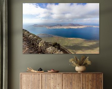 Panoramisch uitzicht op het eiland La Graciosa vanuit het gezichtspunt Mirador del Rio op het eiland van Reiner Conrad