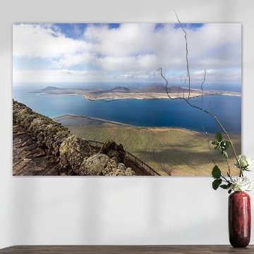 Panoramablick auf die Insel La Graciosa vom Aussichtspunkt Mirador del Rio auf der Insel Lanzarote