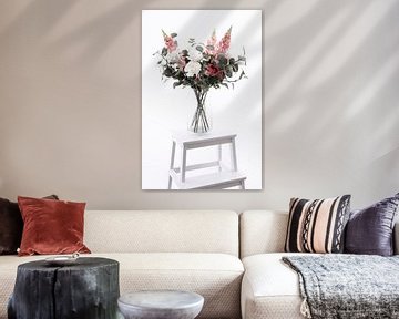 Vase mit schönen weißen und rosa Blumen auf einer weißen Treppe von Miranda van Hulst