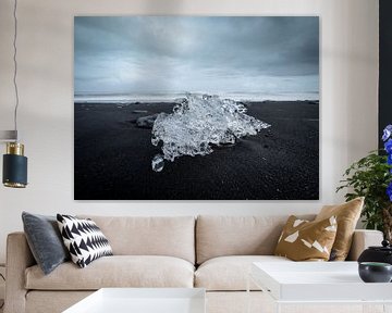 Eisberg auf dem dunklen Sandstrand von Diamond Beach, Island von Teun Janssen