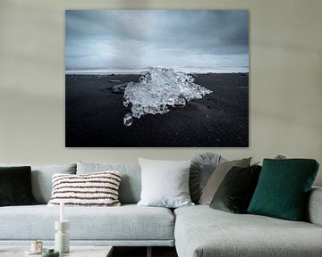 Iceberg sur la plage de sable noir de Diamond Beach, Islande sur Teun Janssen