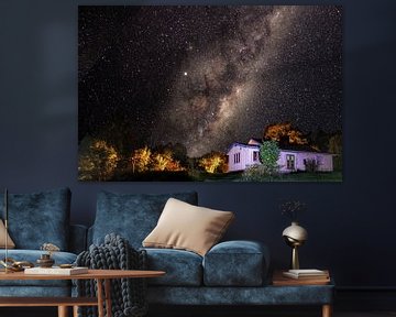 Zweden huis met sterren en melkweg van Fotos by Jan Wehnert
