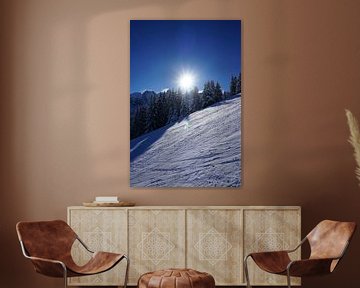 Des arbres enneigés et un soleil éclatant derrière la piste de ski à Axamer Lizum (Tyrol, Autriche) sur Kelly Alblas