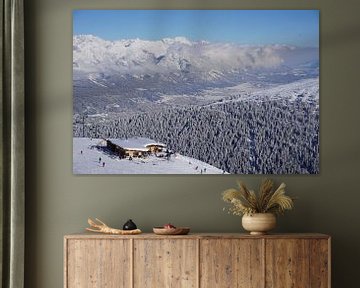 Blick auf eine Skipiste, Hütte, verschneite Bäume, die Stadt Innsbruck und die Nordkette vom Skigebi von Kelly Alblas