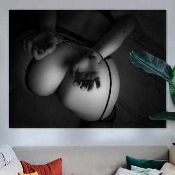 Une esclave avec des menottes. Prêt à l'emploi