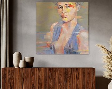 Portret moderne vrouw met geel en oranje vlakken met erotische blouse van VDB schildersatelier