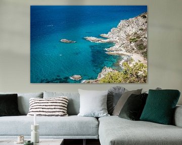 Azuurblauwe zee aan de kust van Calabrië, Italië, fotoprint