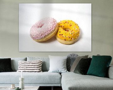Geglazuurde donuts met een witte achtergrond. van N. Rotteveel