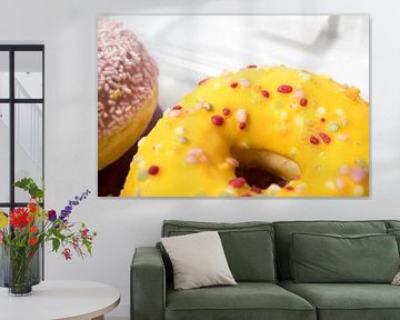 Closeup van geglazuurde donuts met een witte achtergrond. van N. Rotteveel