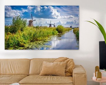 Windmühlen entlang der Uferpromenade in Kinderdijk, Niederlande