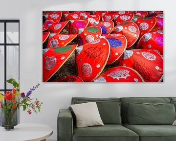Rode, traditionele Vietnamese hoeden van Rietje Bulthuis