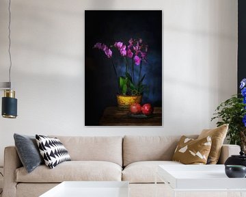 Stilleven met  cyclaam kleurige orchidee  en granaatappel. van Saskia Dingemans Awarded Photographer