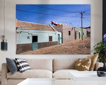 Straße mit bunten Häusern und Wäscherei in Bofareira auf der Insel Boa Vista in Kap Verde von Peter de Kievith Fotografie