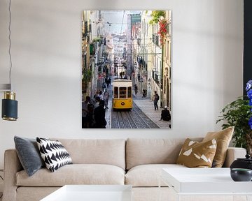 Gele tram in Lissabon van Monique Tekstra-van Lochem