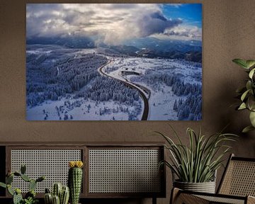 Zon over het winterlandschap van het Zwarte Woud in het Schwarzwald-Hochroad Hotel Schliffkopf van Capture ME Drohnenfotografie