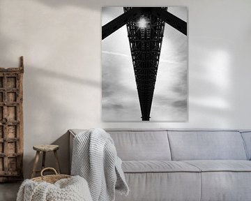 Abstract beeld,   zon schijnt door brug zwart wit van Monique Tekstra-van Lochem