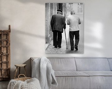 Oude mannen wandelen door Lissabon zwart-wit van Monique Tekstra-van Lochem