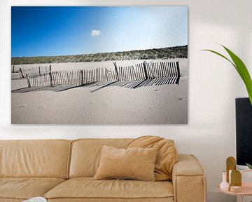 Houten hekwerk op het strand en één wolkje van Peter de Kievith Fotografie