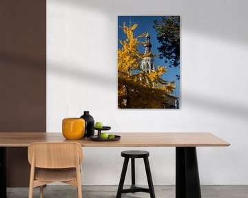 La tour de la grande église de Breda aux couleurs de l'automne