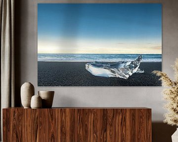 Un délicat morceau de glace s'est échoué sur la plage de cendres de Jokulsarlon en Islande sur Sjoerd van der Wal Photographie