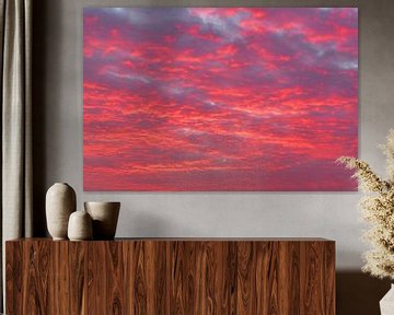 Coucher de soleil avec des nuages colorés en rose et en violet sur Sjoerd van der Wal Photographie