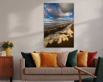 Staande landschap foto van schuim op strand van Menno van Duijn