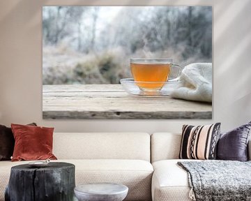 Heißer Tee auf einem rustikalen Holztisch im Freien an einem kalten Wintermorgen, Kopierraum, gewähl