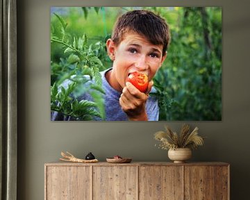 Blije jongen bijt in de tomaat van Besa Art