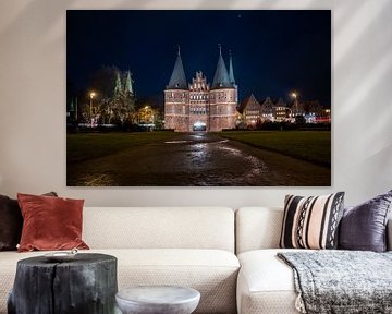Holsten Poort in Lübeck bij nacht van Animaflora PicsStock