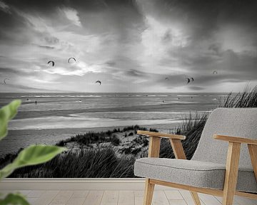 Kite-Surfer Maasvlakte Strand schwarz und weiß von Marjolein van Middelkoop