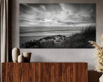 Kite-Surfer Maasvlakte Strand schwarz und weiß von Marjolein van Middelkoop