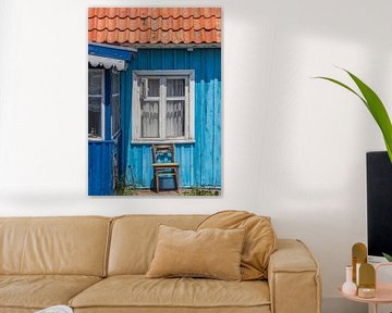 Stoel voor een blauw houten huisje in Nida van Marc Venema