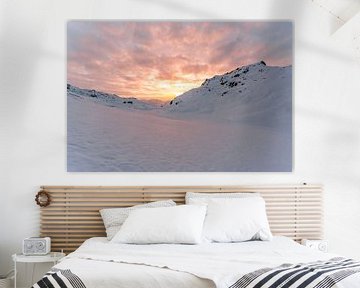 Zonsondergang in winter wonderland van Leo Schindzielorz