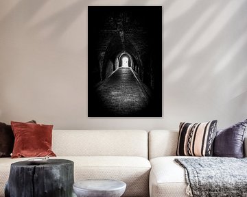 Folgen Sie dem Licht am Ende des Tunnels | Niederlande | Schwarz-Weiß-Foto I Straßenfotografie von Diana van Neck Photography