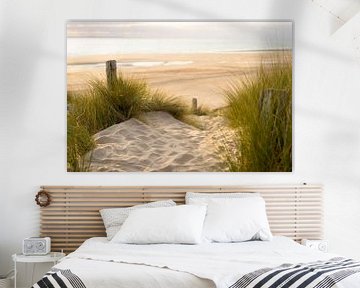 Blick auf den Strand von den Dünen aus von Marloes van Pareren