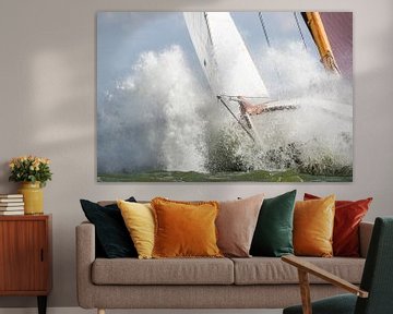 Weiß skûtsje dendert durch eine Welle auf dem IJsselmeer von ThomasVaer Tom Coehoorn