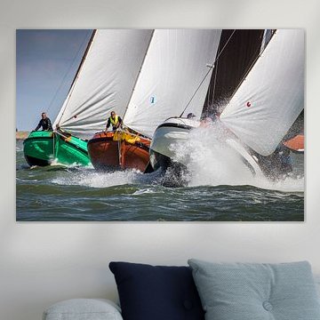 Drie skûtsjes in actie tijdens zeilwedstrijd – Friese maritieme wanddecoratie van ThomasVaer | Tom Coehoorn