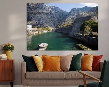 Vue du mur de la forteresse et de la tour Kampana à Kotor (Monténégro) sur t.ART